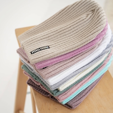 Шапка для дівчинки білий в'язка