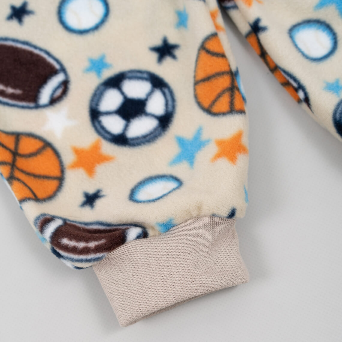 Піжама-комбінезон для хлопчика бежевий М'ячі мікрофліс