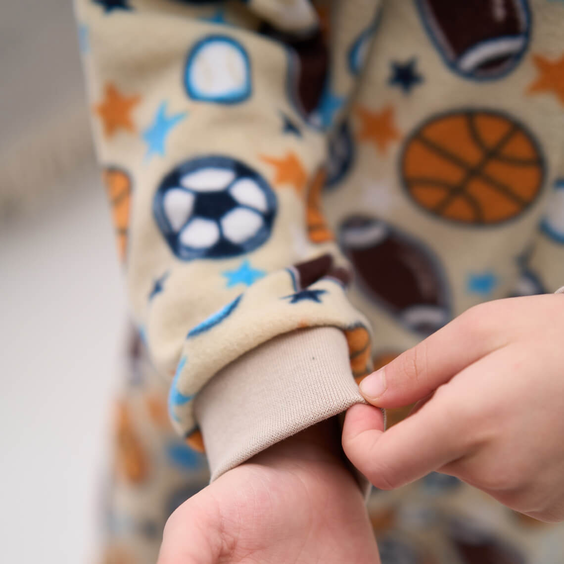 Піжама-комбінезон для хлопчика бежевий М'ячі мікрофліс