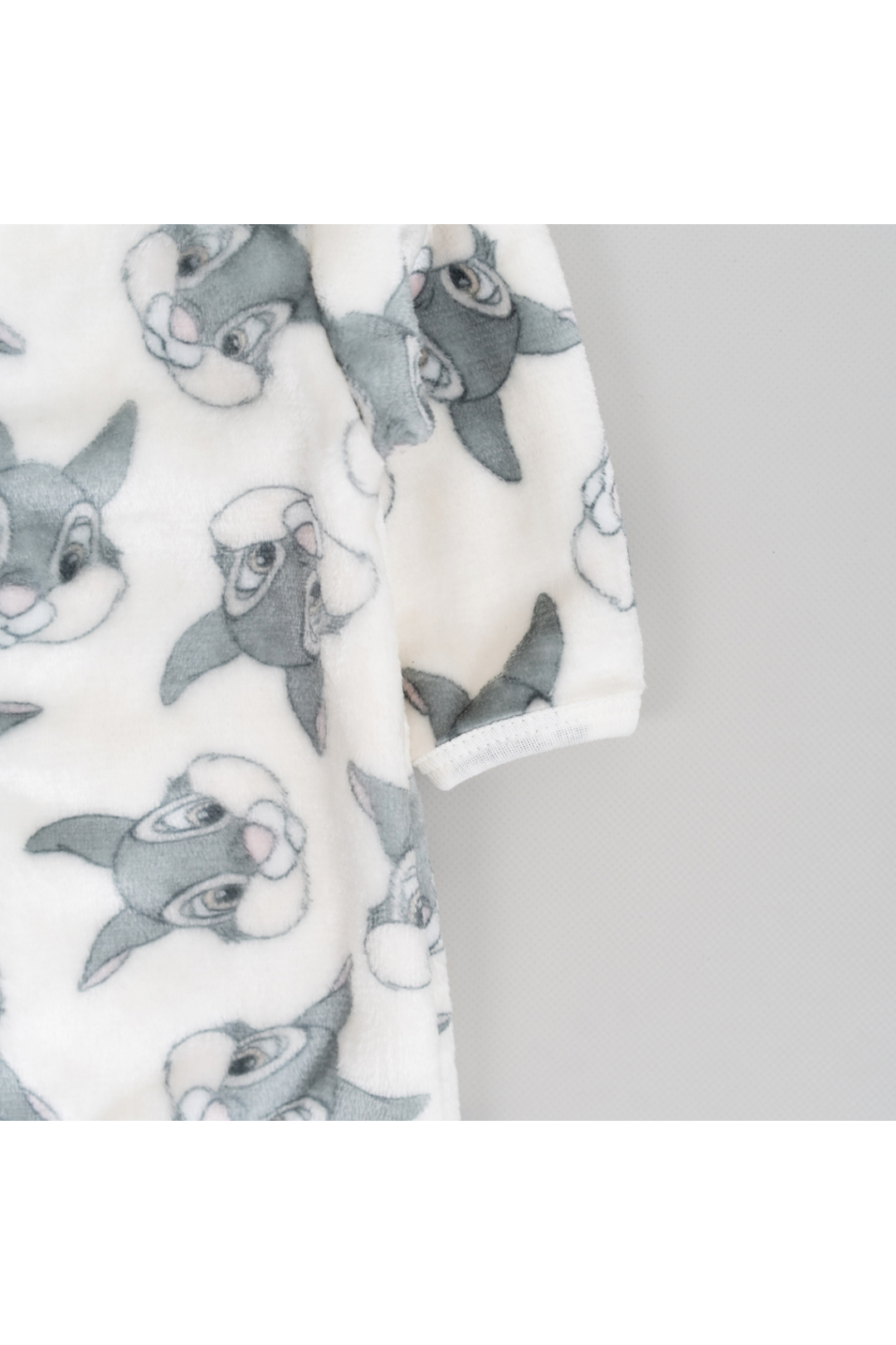 Пухнастий чоловічок для малят Зайченята білий велсофт