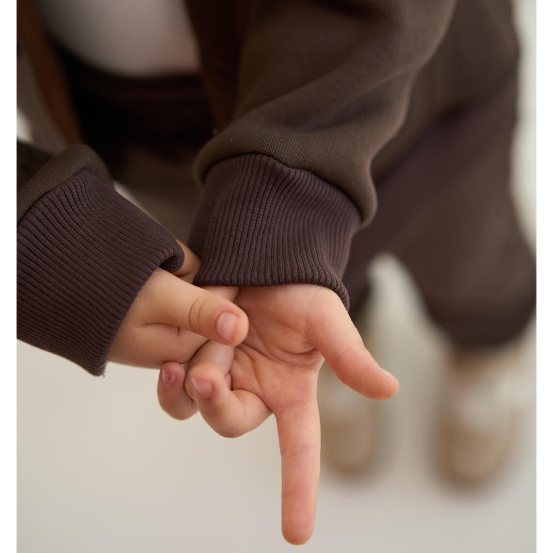 Теплий костюм для дівчинки шоколад тринитка на флісі