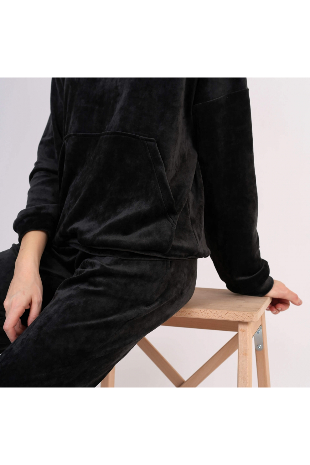 Костюм жіночій чорний велюр