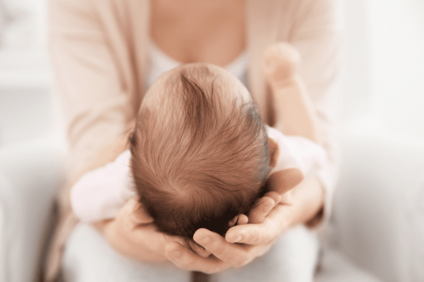 Как держать новорожденного ребенка на коленях