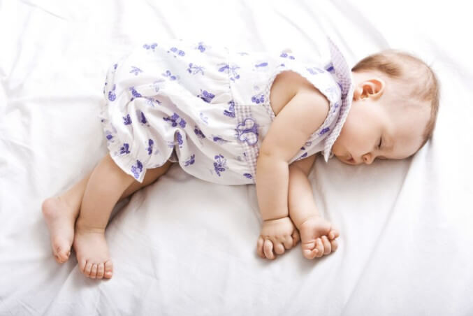 Как одевать новорожденного для сна в летнюю жару