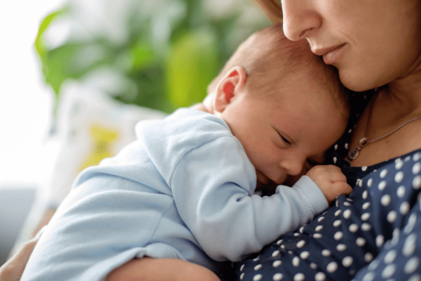 Как правильно держать на руках новорожденного малыша