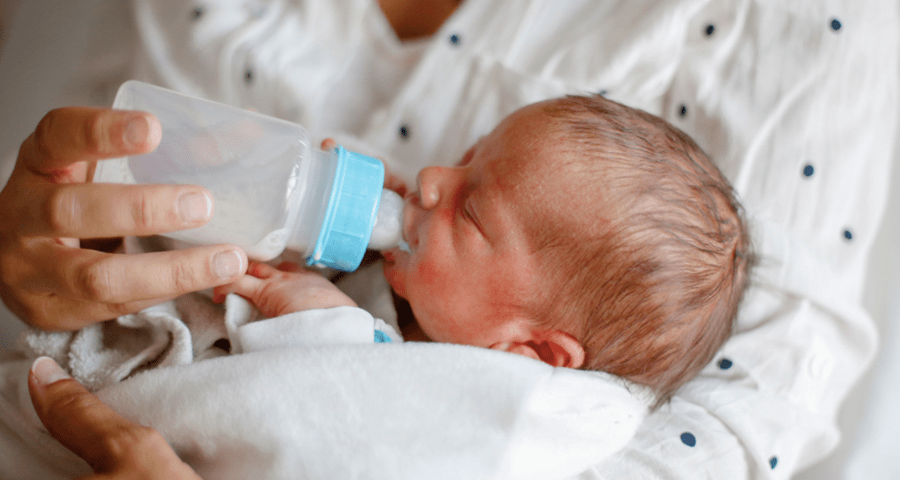Как правильно держать новорожденного при кормлении