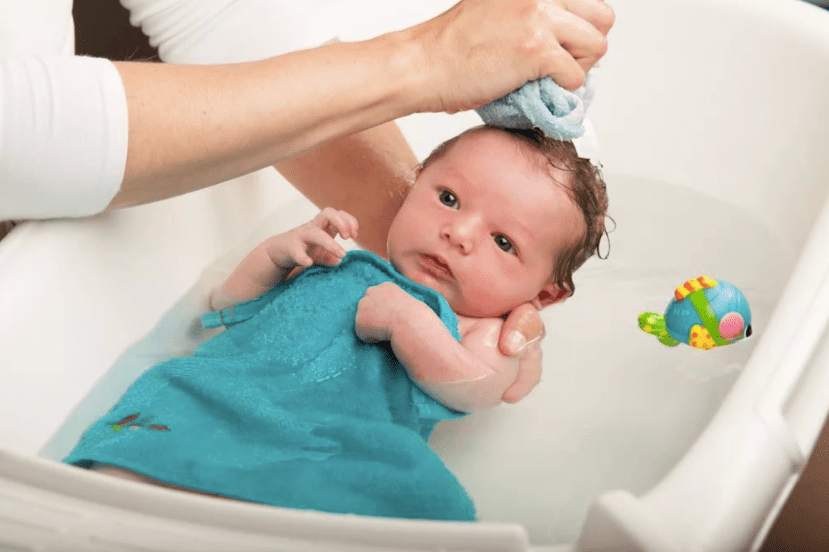 Как правильно держать новорожденного при купании