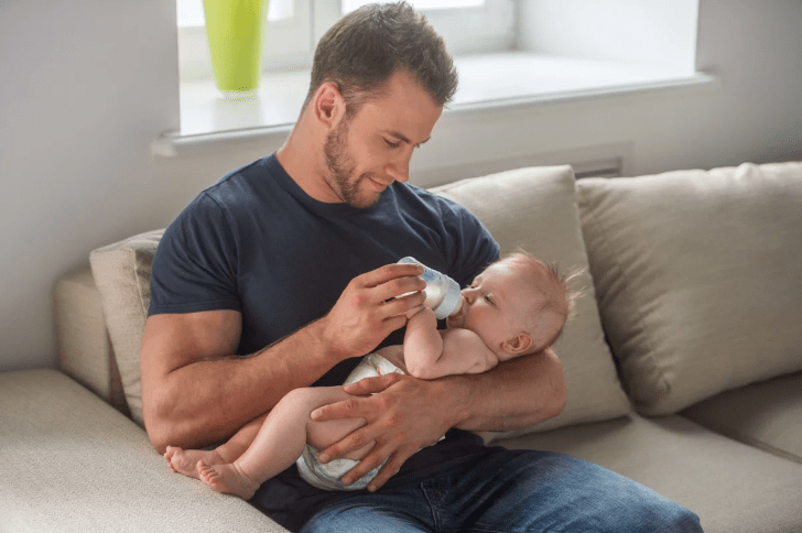Как вести себя отцу с новорожденным