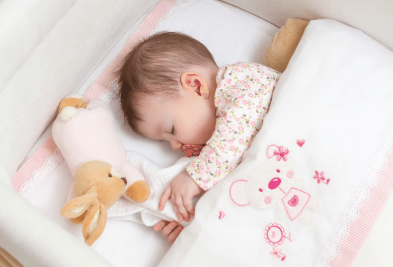 В какой позе укладывать спать новорожденного